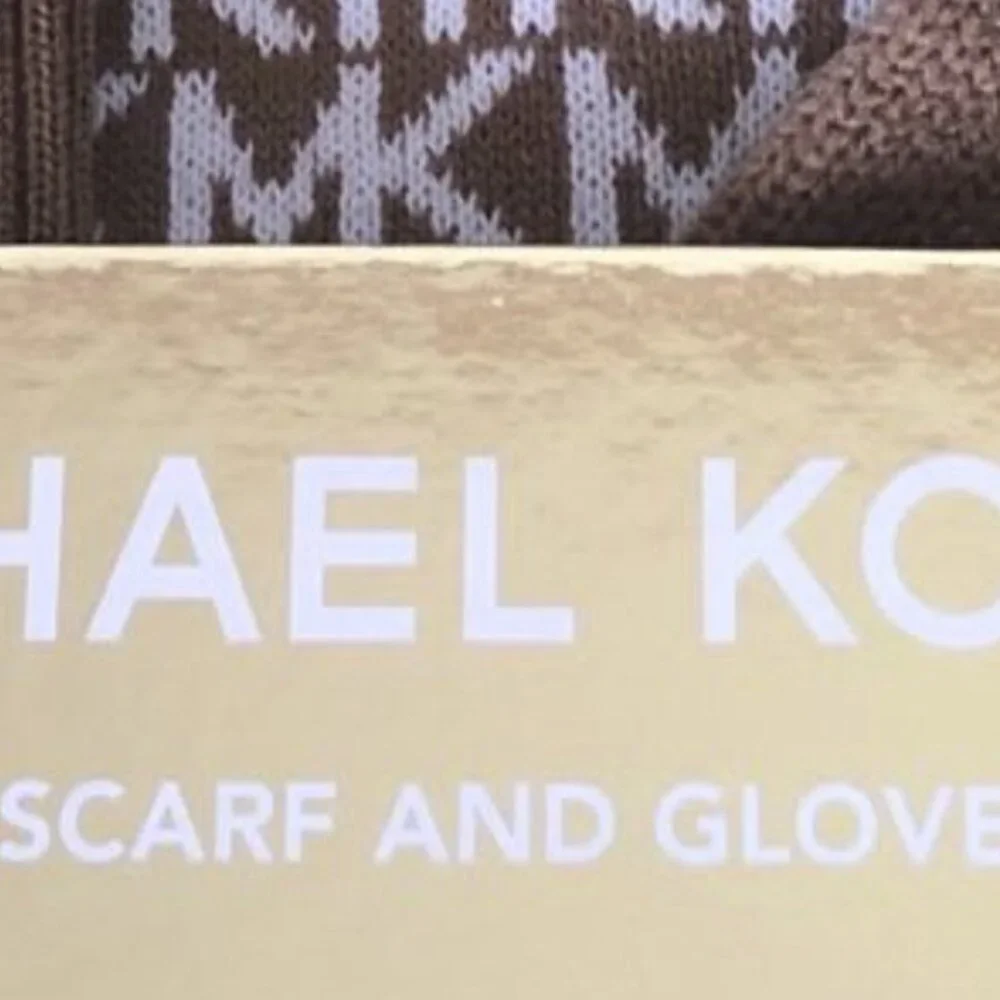 Michael Kors 3Piece Set Knit Hat, Scarf and Gloves set - Women - Picture 5 of 8